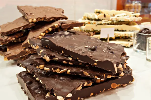 Tablettes de chocolat à casser aux fruits secs